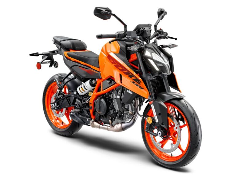 560541 MY24 KTM 390 DUKE Orange US Front Right MY24 04 STUDIO Studio USA 03 STUDIO USA